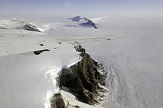 Aus den Eis ragende Felsformationen der Theron Mountains
