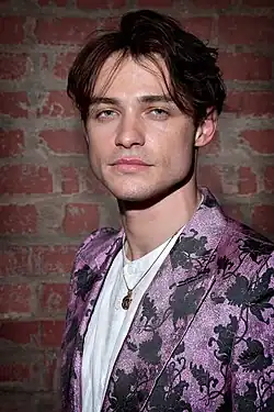 Die US-Amerikanerin KiKi Layne spielt in der Titelrolle Dandelion und der Schotte Thomas Doherty Casey