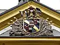 Wappen der Familie Thun-Hohenstein im Innenhof des Schlosses (2018)