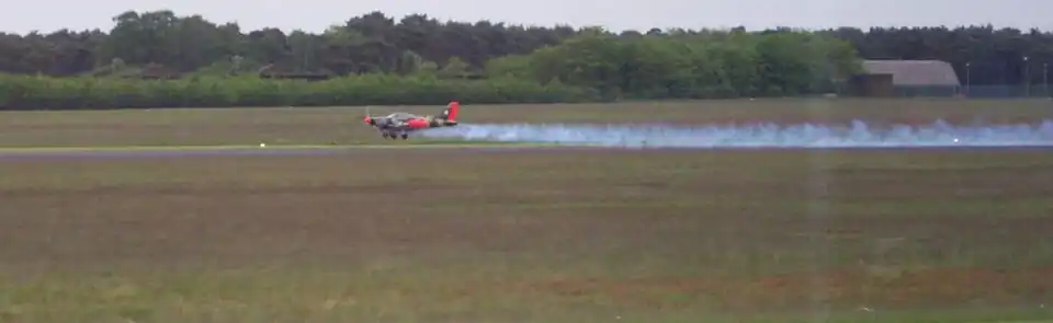 Tiefflug im Rahmen einer Flugvorführung