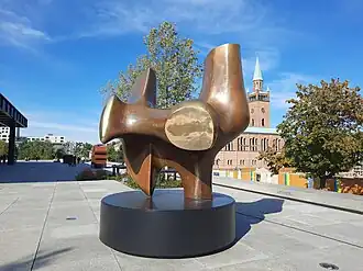 Blick von Südwesten mit der St. Matthäus-Kirche im Hintergrund