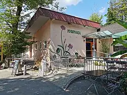 Hauptgebäude mit Aquarium