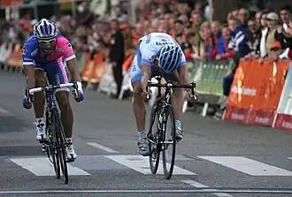 Tigersprung von Robert Förster (Bildmitte), bei einer Sprintwertung gegen Daniele Bennati