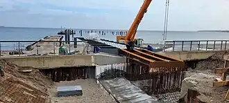 Februar 2023: Der Stahlüberbau wird in das Widerlager unter dem Brückenvorplatz eingespannt