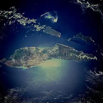 Das Leistenkrokodil, mythischer Ursprung Timors, im Vergleich mit dem Satellitenbild von Timor. Der Kopf des Krokodils liegt im Osten (rechts).[2]