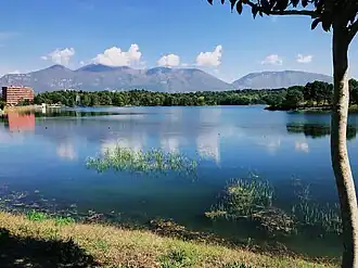 Sicht von Tirana auf die Kruja-Kette mit Dajti links und Mali i Priskës rechts