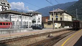 Bahnhof Tirano, links ein meterspuriger Zug und das Empfangsgebäude der Berninabahn