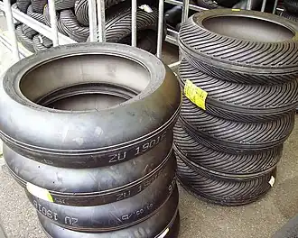 Profillose Slicks und Regenreifen für den Einsatz bei Rundstreckenrennen