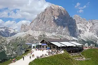 Das Rifugio Scoiattoli mit der Tofana di Rozes (3225 m) im Hintergrund.