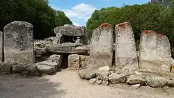 Su Monte de s’Ape – Die zentrale Stele fehlt, hinter dem kurzer Gang, (erhöht) die Kammer