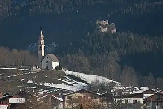 Pfarrkirche San Vittore mit Ruine von Castel Pietra