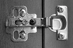 Mehrgelenk-Topfscharnier, in drei Achsen verstellbar