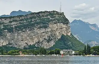 Deutlich erkennbare Schichtung an der Ostseite