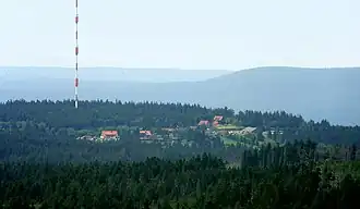 Blick vom Goetheweg zur Südkuppe der Lerchenköpfe mit Weiler Torfhaus und NDR-Sendemast Harz-West