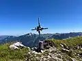 Gipfelkreuz mit Schafreuter im Hintergrund