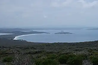 Blick über die Frenchman Bay von Süden mit Mistaken Island in der Bildmitte