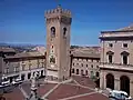 Platz in Recanati mit Torre civica