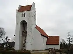 Einseitig offener Stelzenturm der Torrild Kirke, Odder, Midtjylland, DK