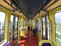 Innenraum eines 2,08 Meter breiten Fahrzeugs des Typs VAL 208 bei der Métro Toulouse mit gemischter Sitzkonfiguration mit 1+1-Querbestuhlung