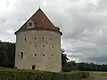 Reste der Turmhügelburg, überbaut mit einem neuzeitlichen Turm