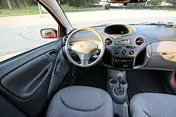 Armaturenbrett mit zur Mitte versetztem Kombinationsinstrument (1998–2006)