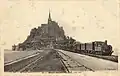 Mont-Saint-Michel mit nach Pontorson abfahrendem Zug