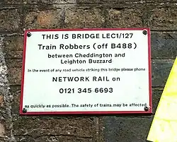 Gedenktafel von Network Rail an der Train Robbers' Bridge (auch bekannt als Bridego Bridge) bei Ledburn, Buckinghamshire, UK