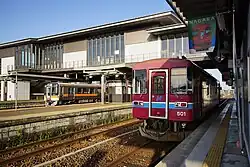 Triebwagen der Baureihe 500 im Bahnhof Mino-Ōta