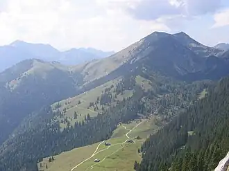 Kleiner Unterberg (links), Unterberger Joch, Steilner Joch, Großer Traithen (ganz hinten) vom Brünnsteingipfel aus gesehen, vorne Himmelmoos-Alm