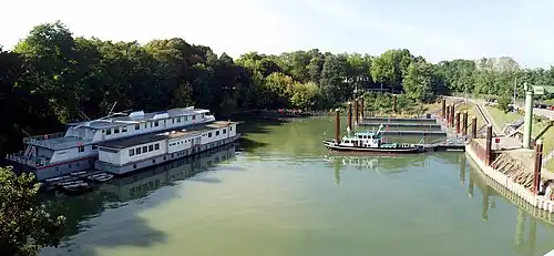 Homberger Eisenbahnhafen mit dem Schulschiff Rhein