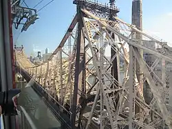 Blick aus Luft­seil­bahn auf Pylon und Obergurte