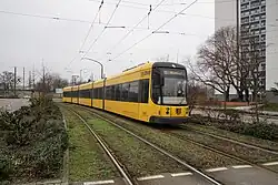 gelbe Straßenbahn in einer Linkskurve