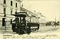 Zaloška cesta vor 1918, links das Garnisonspital. Der Triebwagen trägt Dachwerbung für das Englische Kleidermagazin von O. Bernatovic.