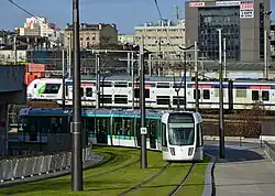 Zug der Linie T3b an der Bahnstrecke Paris–Strasbourg im 19. Arrondissement