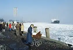 Travemünde mit vereister Trave im Februar 1986. Im Hintergrund der Lübecker Frachter Anne Lehmann