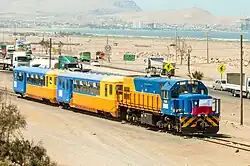 Touristenzug mit einem Beiwagen und einem Triebwagen ohne Motor bei Arica (2017)