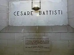 Grabmal Battistis im Mausoleum von Trient