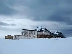 „Base E“ auf Stonington-Insel, Marguerite Bay, West-Grahamland, von historischer Bedeutung für die frühen Jahre der Erforschung und später für die Geschichte des British Antarctic Survey (BAS) der sechziger und siebziger Jahre des 20. Jahrhunderts.