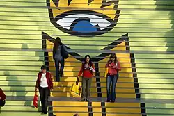 Mit dem Logo bemalte Treppe auf dem Messegelände