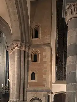 innenliegender Treppenturm mit alter Außenfassade