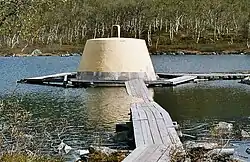 Foto eines Betonklotzes in einem Gewässer