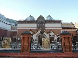 Die Tretjakow-Galerie (№10) mit dem Tretjakow-Denkmal neben dem Haupteingang
