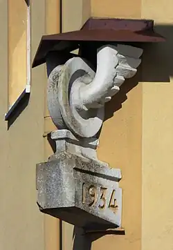 Treucht­lingen, Haus­verzierung mit Flügelrad in der Alten Burgstraße