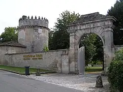 Einfahrt zum Schloss Triac