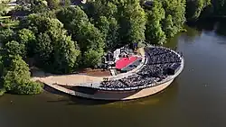 Die im Juni 2024 nach 20 Monaten Bauzeit ihrer Bestimmung übergebene neue Tribüne der Eutiner Festspiele.