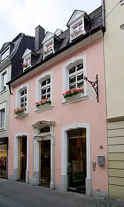 Palaststraße 19: profiliertes Ober­licht­portal, 1736, Architekt Lorenz Pauli