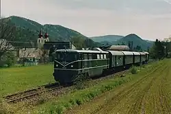 Der erste Triestingtalexpress gezogen von der 2050.02 am 1. Mai 2005 in Thenneberg