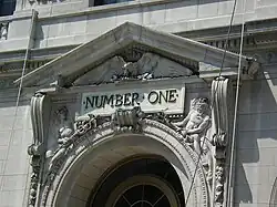 Giebel und Plastiken über dem Haupteingang am Broadway