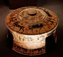 Attisch-Schwarzfiguriges Exaleiptron des KX-Malers auf dreifüßigem Ständer, um 580/70 v. Chr.