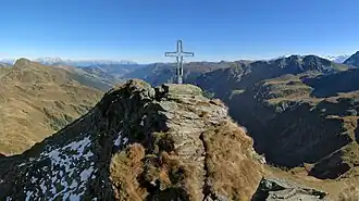 Gipfelkreuz des Tristkogels mit Blick nach Osten